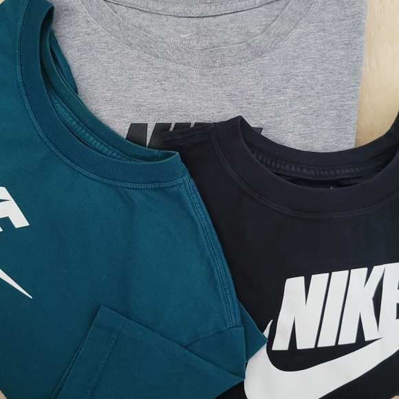 EUC Set of 3 Nike crop tops size S-M - Picture 2 of 7
